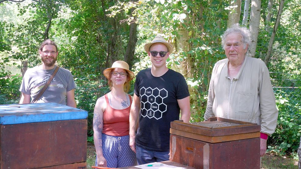 Die Biene hat es ihnen angetan: Guillaume Misslin (von links), Marie Förster, Timo Wystrach und Rudi Bauer. Foto: Ferber