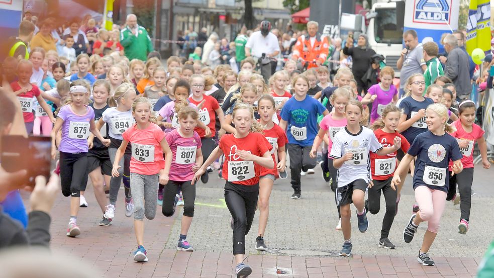 2019 gingen beim Leeraner Citylauf rund 1700 Läufer an den Start. Archivfoto: Ortgies