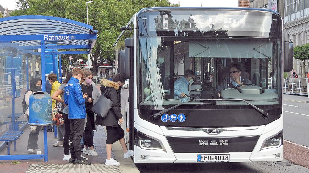 Die Bushaltestelle am Emder Rathaus: Künftig soll die Innenstadt besser an den Stadtbusverkehr angebunden werden. Foto: F. Doden