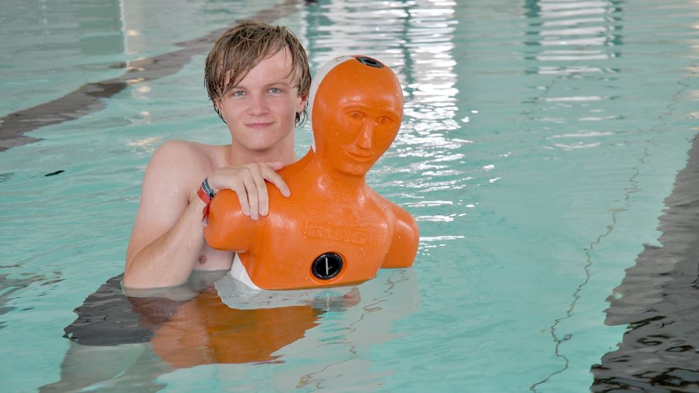 Marvin Agena trainierte während seiner Ausbildung mehrmals in der Woche das Schwimmen und Retten. Diese Puppe war ihm dabei oft ein willkommenes Opfer. Foto: Ullrich