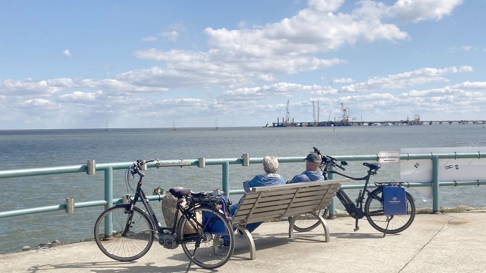 Der Bau des ersten LNG-Terminals in Wilhelmshaven ist vom benachbarten Hooksiel aus gut zu beobachten. Foto: Oltmanns