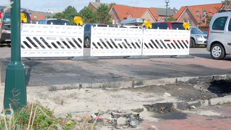 Die Spuren des Brandes sind auf dem Parkplatz „Am Langen Wasser“ noch deutlich sichtbar. Foto: Ferber