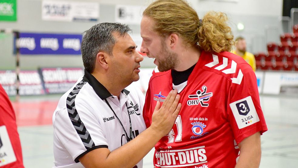 Trainer Pedro Alvarez muss Josip Crnic ein wenig beruhigen. Hier ein Bild vom Pokalspiel gegen Lübeck. Archivfoto: Wagenaar