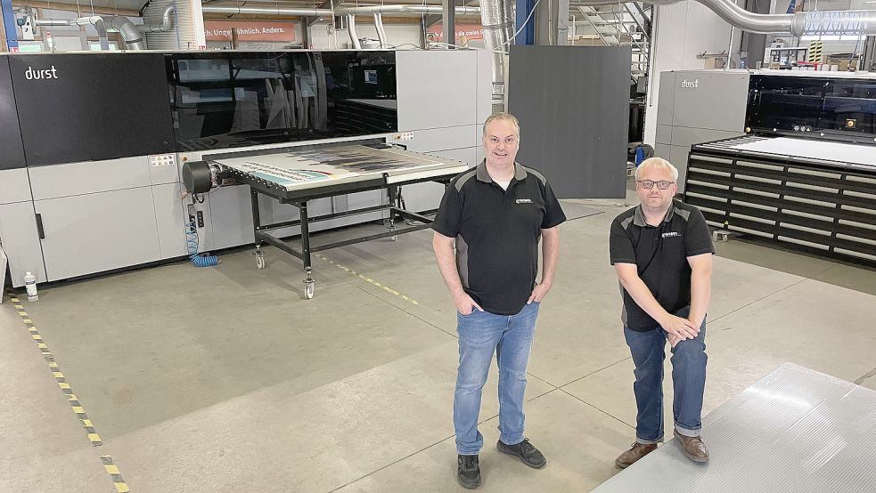 Die Gramann Digitaldruck GmbH aus Vechta druckt nach eigenen Angaben einen großen Teil der Wahlplakate in Deutschland. Das Bild zeigt Geschäftsführer Antonius Gramann (links) und Jan-Bernd Rolfes. Foto: Privat