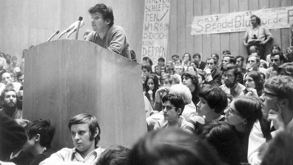 Der aus Frankreich ausgewiesene Studentenführer Daniel Cohn-Bendit sprach im Juni 1968 an der Freien Uni Berlin vor rund 2000 Studenten. Er rief ihnen zu: „ Das ist nicht nur euer Kampf, sondern auch der Kampf der Nicht-Priviligierten“. Foto: Giehr/DPA-Archiv