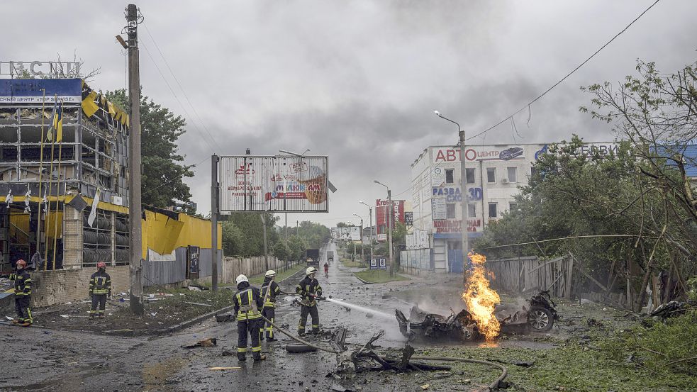 In der Ukraine ist Krieg. Das Foto entstand nach einem russischen Angriff auf ein Wohnviertel in Charkiw. Foto: Maloletke/DPA