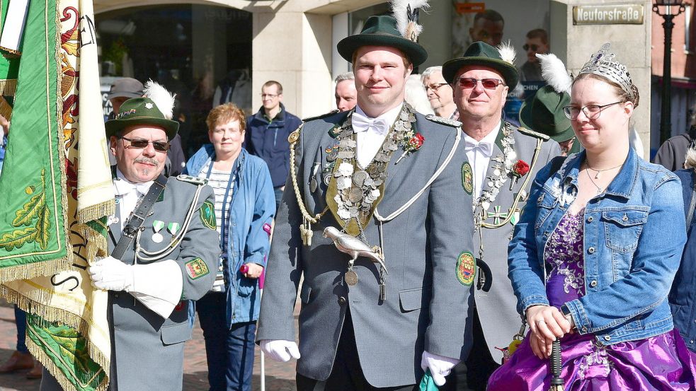 Hier sind der noch amtierende Emder Schützenkönig Stefan Esderts (links) und die Schützenkönigin Sonja Busker zu sehen.