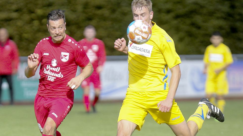 Germania (gelbe Trikots) biss sich in die Partie und gewann das Heimspiel gegen den FC Norden. Fotos: Doden