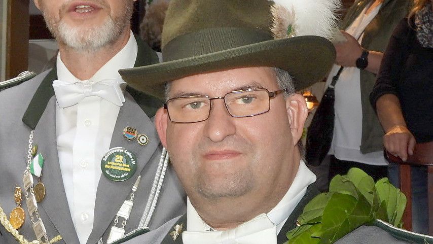 Sven Kruse ist der neue Emder Schützenkönig. Er gab am Montag beim Königsschießen im Schützenhof den besten Schuss ab. Foto: F. Doden