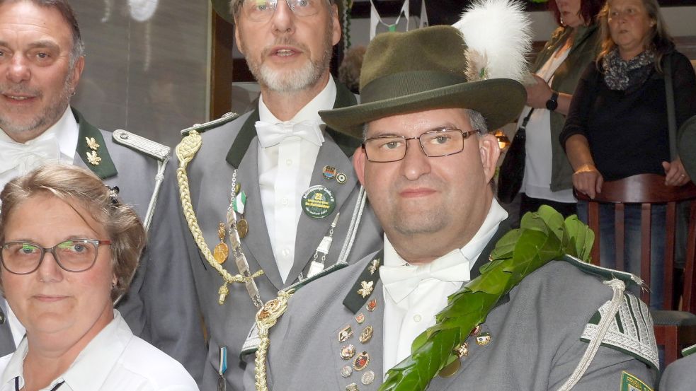Sven Kruse bestieg am Montag als König den Thron des Emder Schützencorps. Als Königin steht ihm Angela Lauterbach zur Seite. Foto: F. Doden