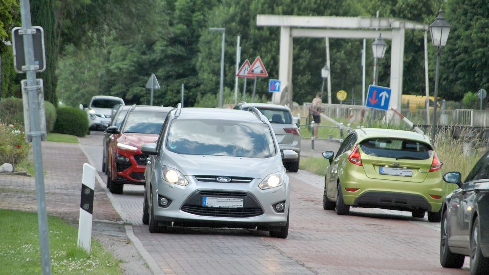 Der Durchgangsverkehr auf der Leerer Landstraße in Westgroßefehn nervt die Anwohner. Eine Lösung für das Problem ist noch nicht in Sicht. Foto: Archiv/Schönig