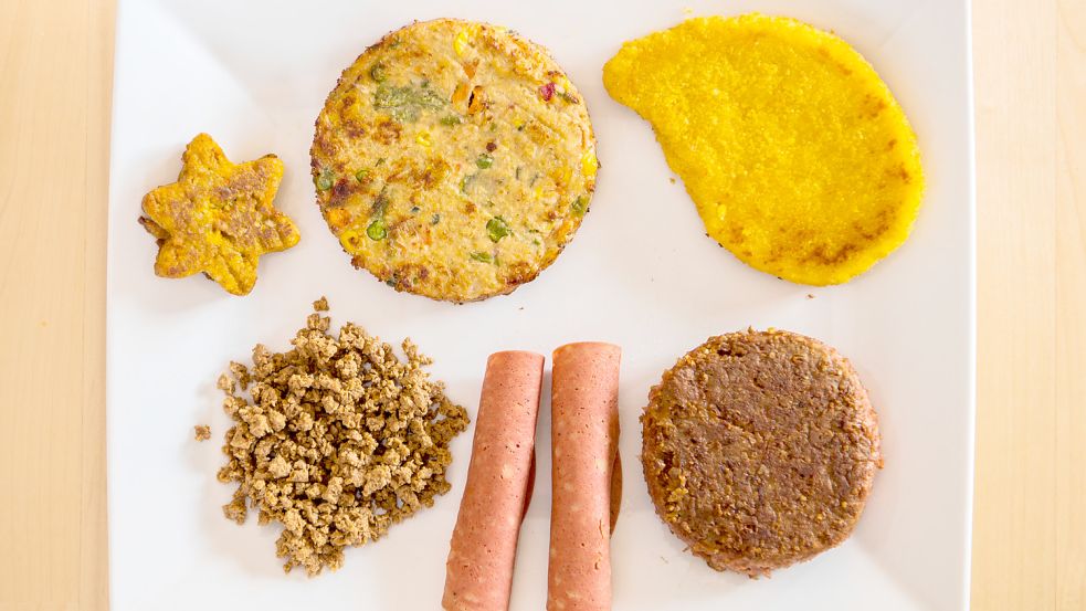 Als Nuggets, Burgerpatty, Schnitzel, Hack, Wurst oder Bulette: Soja, Seitan und Lupinen können täuschend echte Alternativen zu Rind, Schwein und Huhn sein. Foto: dpa/Andreas Arnold