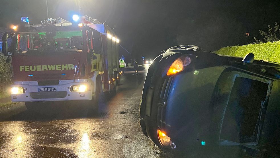 Der Golf des Mannes wurde bei dem Unfall erheblich beschädigt: Foto: Feuerwehr