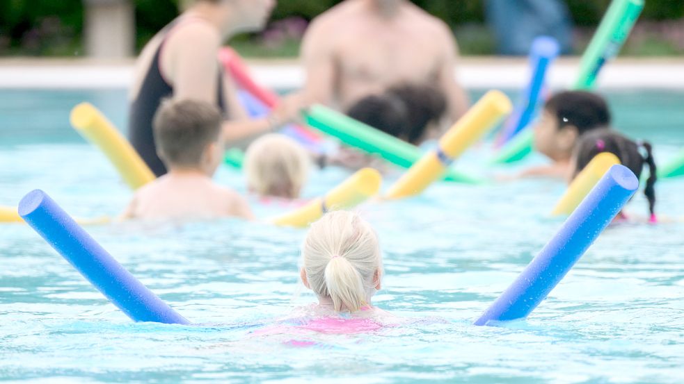 In der Grundschule haben die meisten Kinder Schwimmunterricht. Symbolfoto: Julian Stratenschulte/dpa