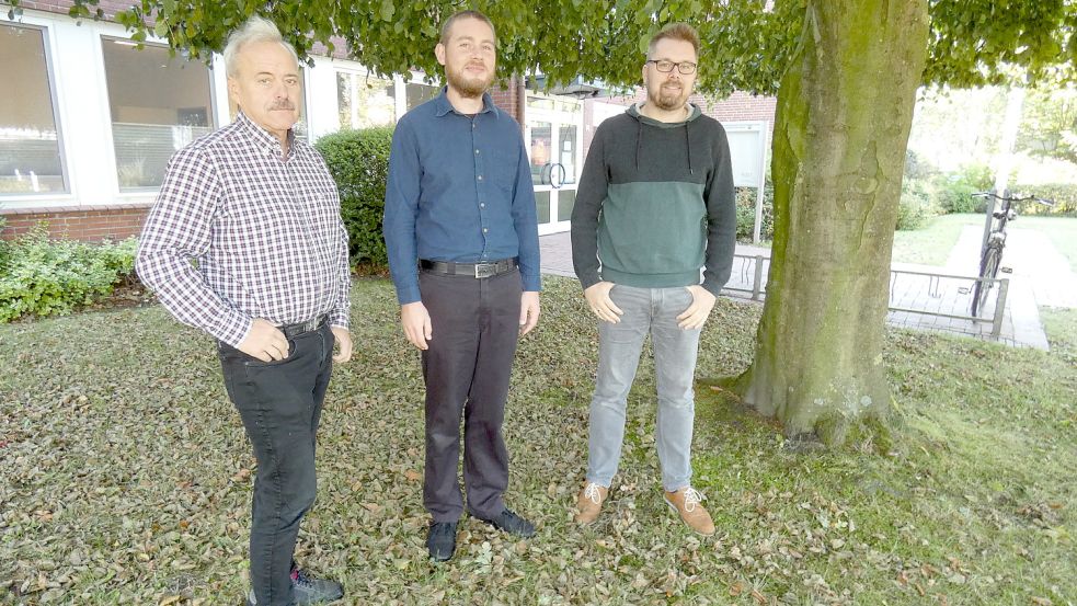 Michael Tunder (mitte) ist neuer Klimaschutzmanager in Hesel. Bürgermeister Uwe Themann (links) und Joachim Duin (rechts), Erster Samtgemeinderat, freuts. Foto: Rümmele