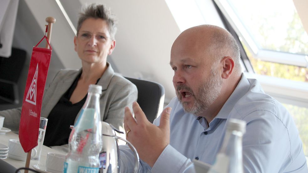 Rechnen mit harten Tarifverhandlungen: Daniel Friedrich, Bezirksleiter der IG Metall Küste, und Franka Helmerichs, 1. Bevollmächtigte der IG Metall Emden. Foto: Alberts