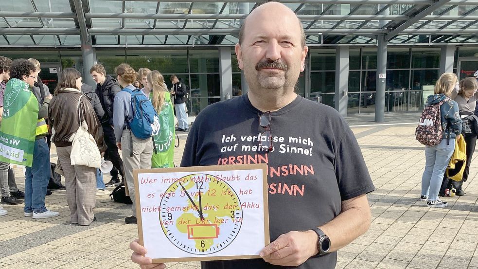 Wilfried Duin aus Südbrookmerland hat ein eigenes Plakat für die Demo gemacht. Er setzt sich gern für die Umwelt ein.