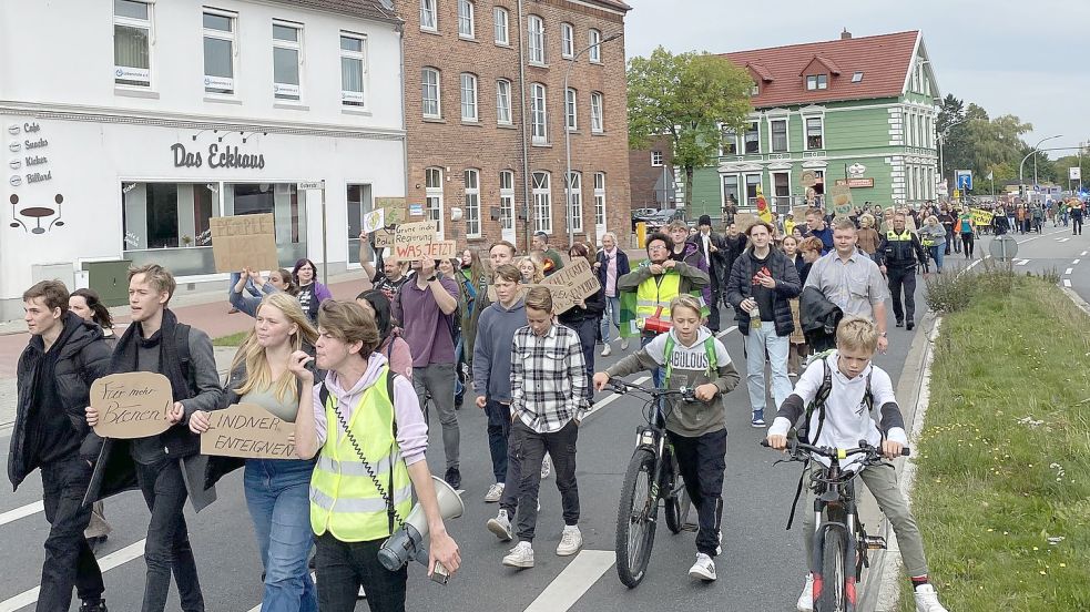 Der Streik führt die Demonstranten durch Aurich. Die Organisatoren nutzen Megafone, um Hymnen anzustimmen