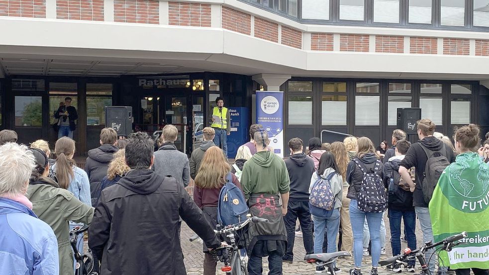 Am Auricher Rathaus hören die Demonstranten den Rednern zu.