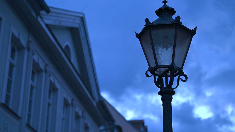 Zwischen 0 und 5.30 Uhr wird wochentags auf Borkum die Straßenbeleuchtung aus bleiben. Symbolbild: dpa