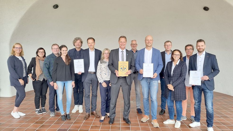 Die Vertreter der Ostfriesischen Inseln präsentieren ihre neu errungenen Zertifikate. Foto: Ostfriesische Inseln GmbH