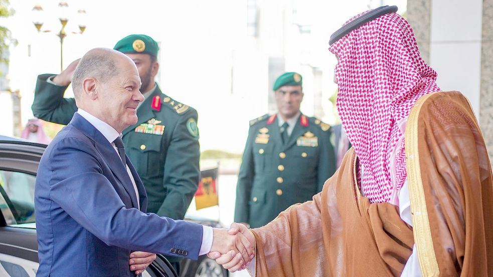 Bundeskanzler Olaf Scholz schüttelt dem saudischen Kronprinzen Mohammed bin Salman die Hand. Foto: Kay Nietfeld