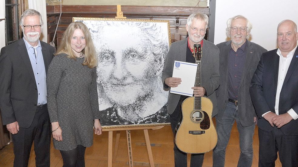 Jan Cornelius (Mitte) wurde von der Jury um Dr. Reinhard Goltz (von links), Grietje Kammler, Carl-Heinz Dirks und Claus Peter Horst geehrt. Foto: Wolters