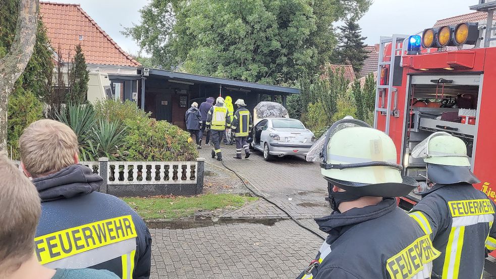 Das Auto wurde aus dem Unterstand gezogen. Foto: Wolters