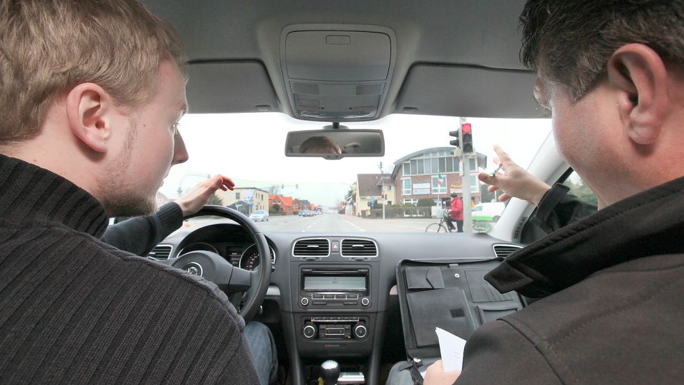 Nahezu jeden Tag finden in Ostfriesland praktische Fahrprüfungen statt. Nicht jede angefragte Prüfung kann abgearbeitet werden. Foto: Ortgies/Archiv