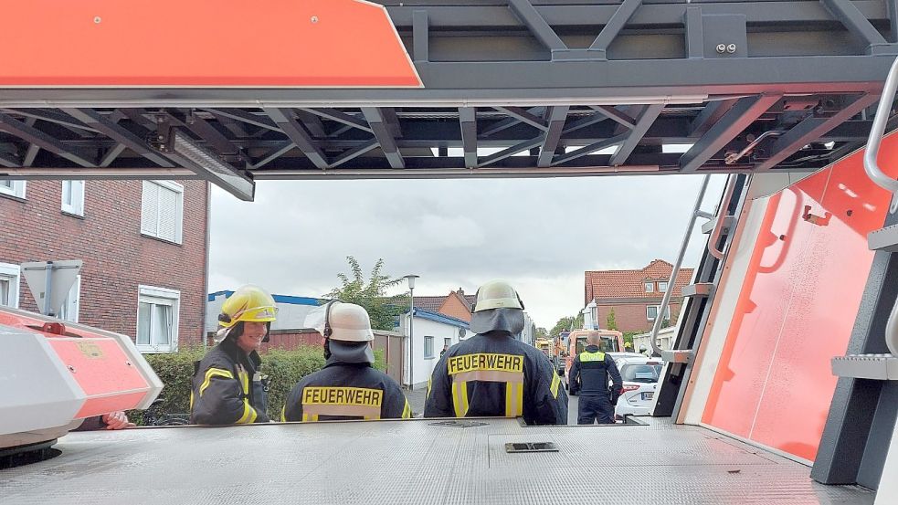 Am Dienstag waren die Einsatzkräfte in der Hammer Straße entspannt. Eine Brandbombe war gefunden worden, die Abläufe aber klar. Foto: Hanssen