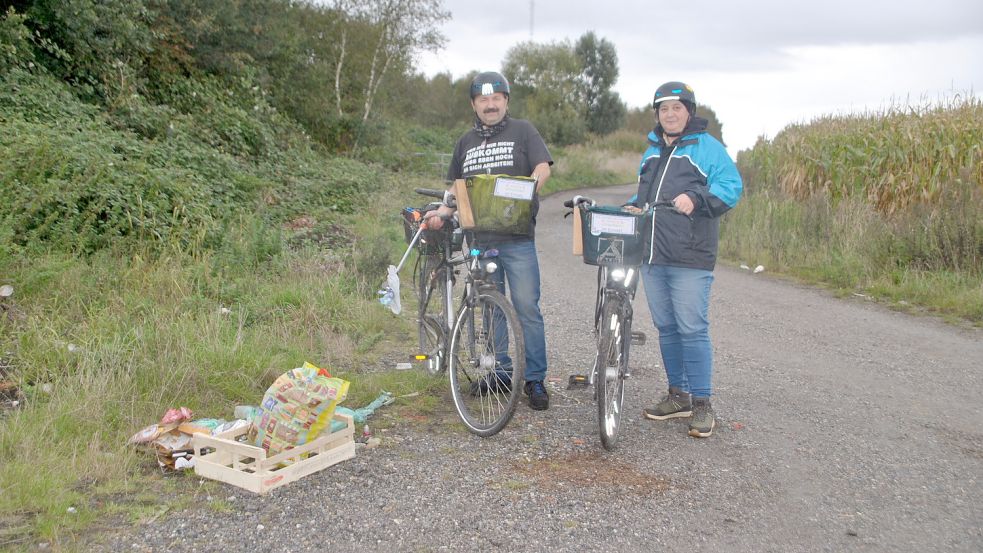 Anja und Wilfried Duin sammeln fast täglich wilden Müll ein. Foto: Schönig
