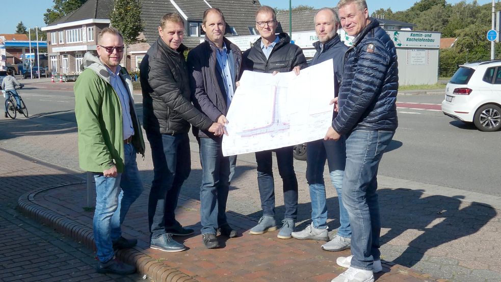 Torsten Stephan (von links) von der Gemeinde Uplengen, Bürgermeister Heinz Trauernicht, Frank Buchholz, Rainer Janssen und Eckhard Hoheisel von der Straßenbaubehörde sowie Landtagsmitglied Ulf Thiele stellten die Pläne vor. Foto: Rümmele