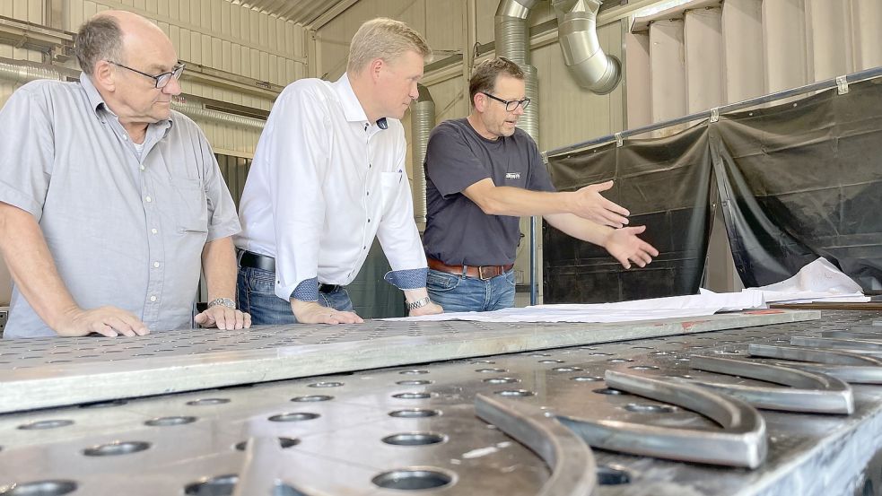 Bei Stahlservice Jansen in Burlage schaut sich Thiele die Produktionshalle an. Foto: Nording