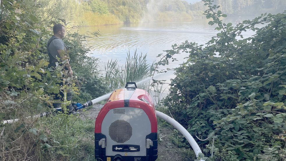 Feuerwehrleute pumpten Wasser ab und gaben es mit Wasserwerfern zurück ins Becken. So sollte der Sauerstoffgehalt erhöht werden. Fotos: Feuerwehr Norden