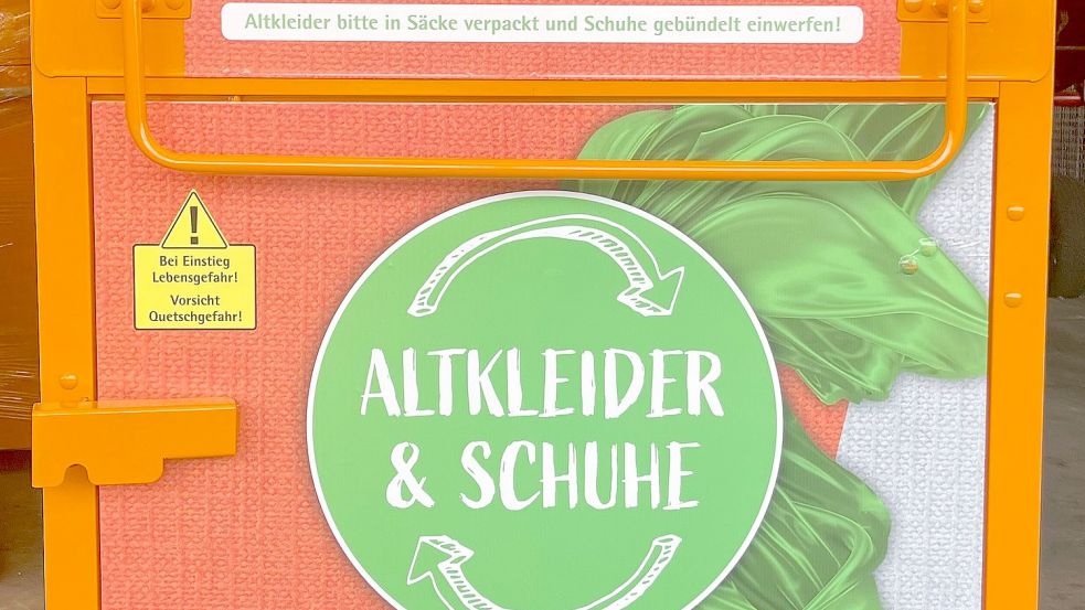 Die Altkleidercontainer im Kreis Leer sind weiterhin orange. Aber die Beschilderung ist neu. Bild: Kreis Leer