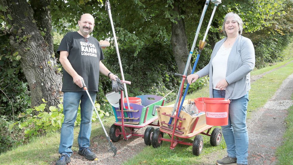 Wilfried und Anja Duin aus Südvictorbur sammeln ebenfalls Unrat ein, wenn sie draußen unterwegs sind. Wilfried Duin hat einen Greifer für Flaschen konstruiert, der bis auf vier Meter ausfahrbar ist. Foto: Boki