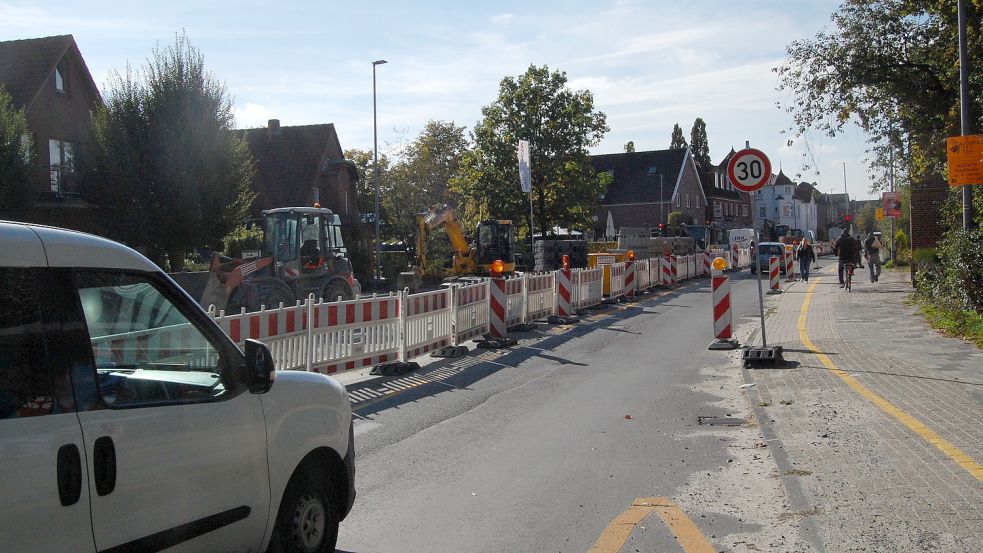 In Richtung Innenstadt ist die Straße trotz der Bauarbeiten befahrbar. Foto: Luppen