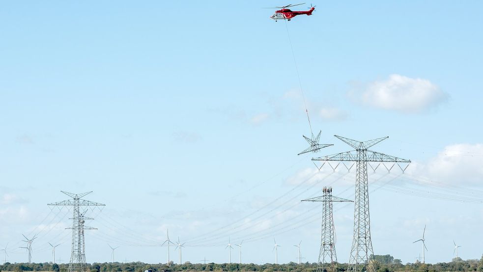 In Emden und nahe Ayenwolde (siehe Bild) flog ein Helikopter-Team die demontierten Teile der Strommasten aus. Foto: Bjoern Behrens/Tennet