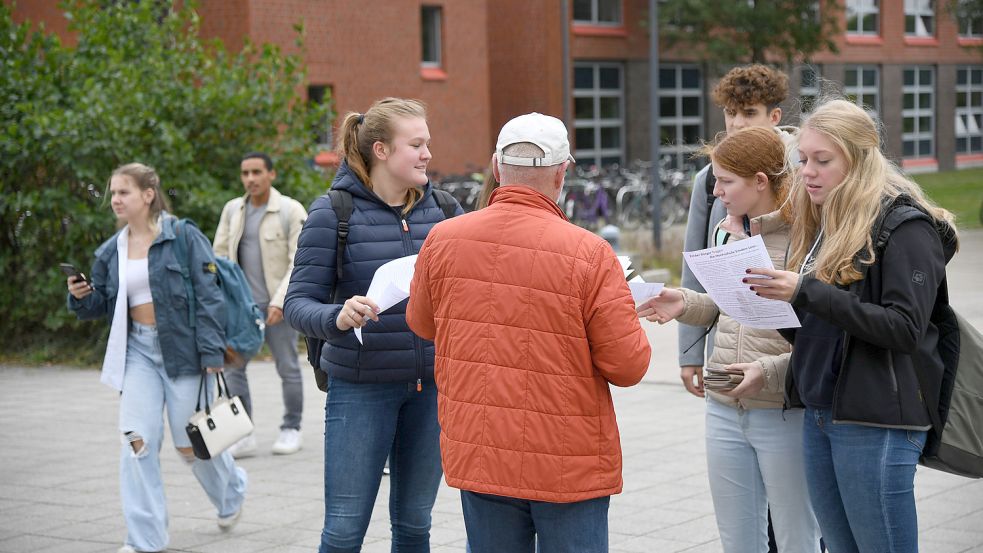 Ehemalige Professoren und Lehrer haben wegen „AfD-Professor“ Reiner Osbild eine Flugblatt-Aktion an der Hochschule Emden-Leer gestartet. Foto: Ellinger