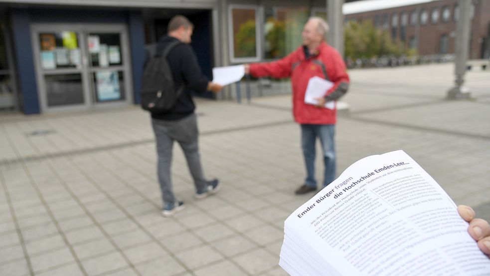 In dem Flugblatt wird die Emder Hochschulleitung aufgefordert, wegen "AfD-Professor" Reiner Osbild tätig zu werden. Foto: Ellinger