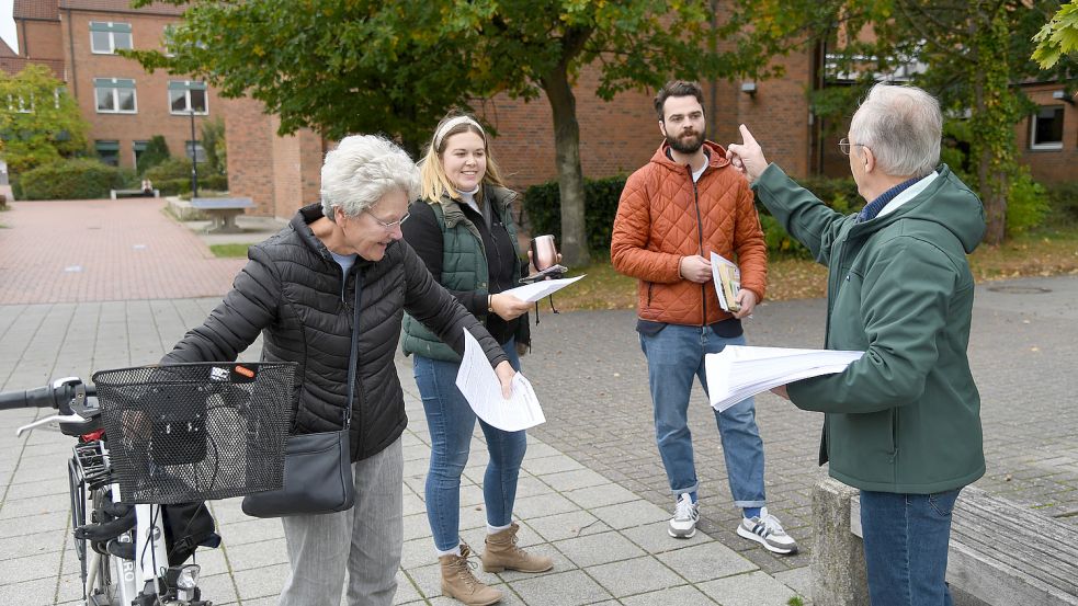 Auch Nicht-Studierende bekamen Flugblätter, in denen auf das Handeln von "AfD-Professor" Reiner Osbild aufmerksam gemacht wurde. Foto: Ellinger