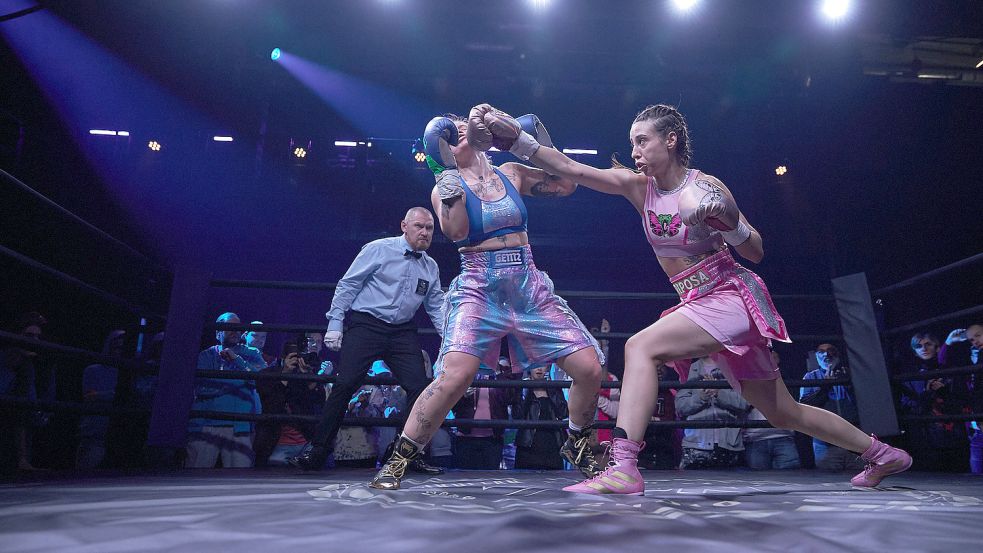 Lea, the Fighter: Lea (Madeleine Martin, r.) boxt sich zum Sieg zur Europameisterin und knockt ihre Gegnerin Gentz (Ellen Karlsson, l.) aus. Foto: Tobias Sunderdiek