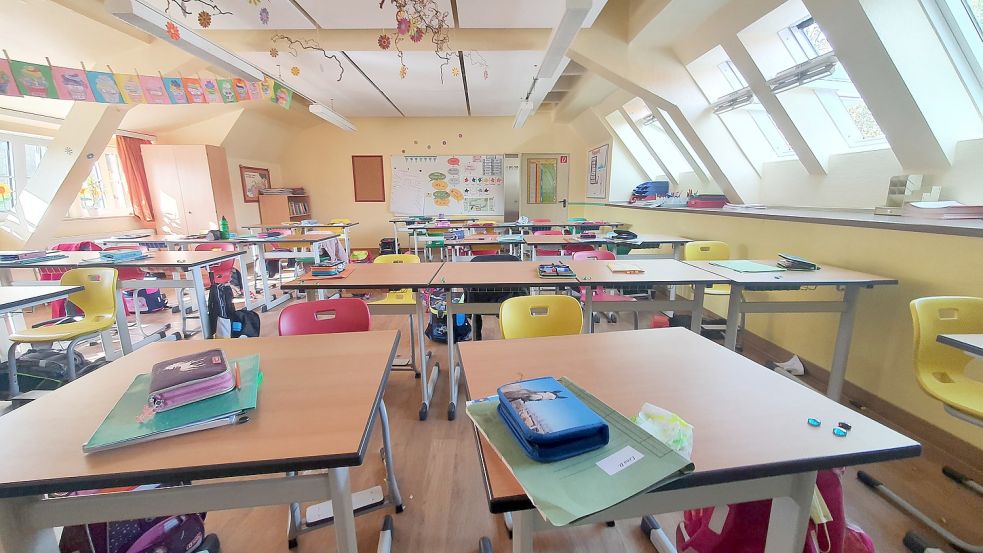 Ganz schön eng ist es in diesem Klassenraum im Dachgeschoss der Jemgumer Grundschule. Foto: Gettkowski
