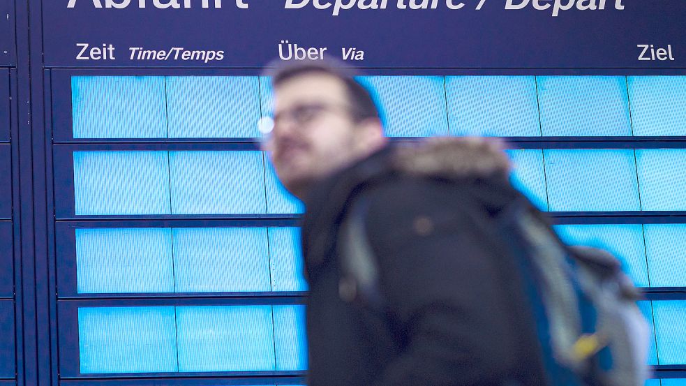 Am Samstagvormittag waren an den Bahnhöfen in Norddeutschland kurzzeitig alle Anzeigentafeln leer. Foto: dpa/Moritz Frankenberg