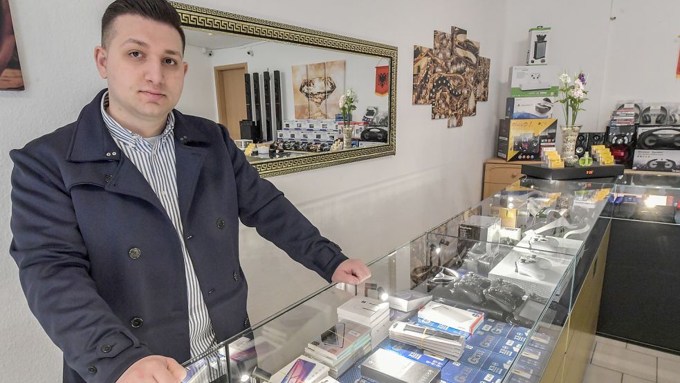 Mohamed Dallashaj – hier ein Archivfoto von 2020 – betreibt an der Osterstraße ein Geschäft für An- und Verkauf. Foto: Archiv/Ortgies