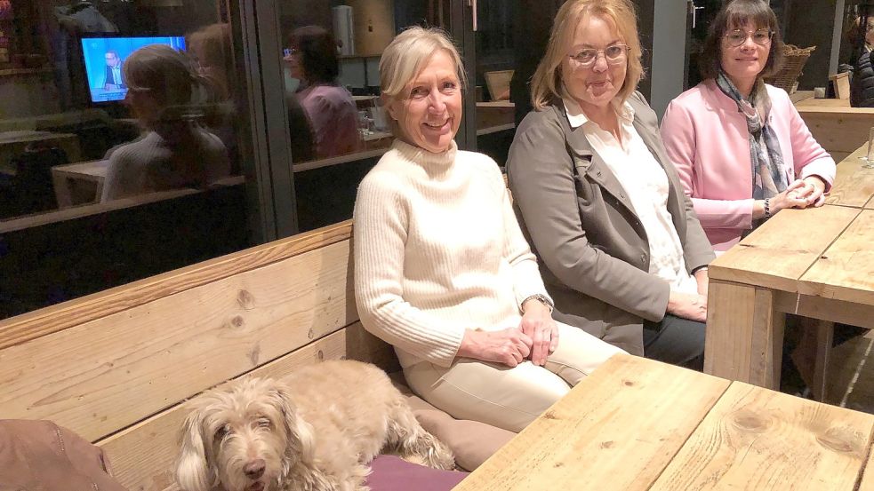 Hillgriet Eilers (Mitte) schaffte es nicht wieder in den Landtag. Mit ihrer Büroleiterin Tanja Luitjens (rechts) und Cornelia Debus verfolgte sie die Auszählung. Foto: Hanssen