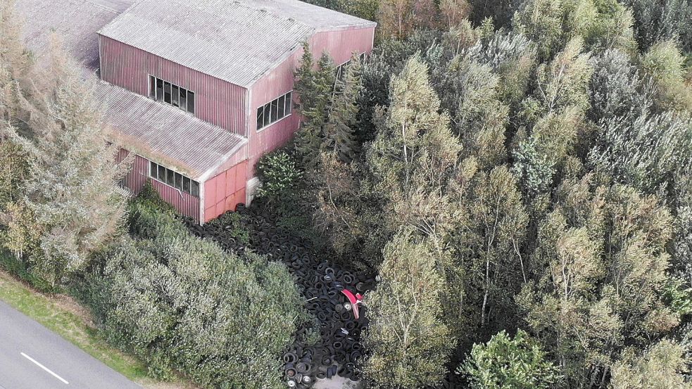 Vor der Ex-Fabrik häufen sich die alten Reifen. Foto: Mohr