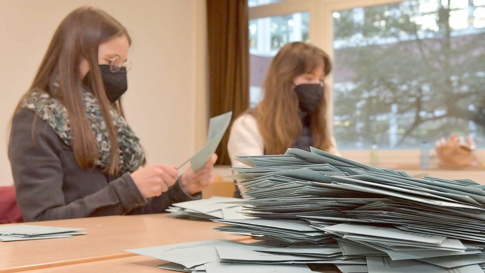 Seit 18 Uhr werden die Stimmen ausgezählt. Foto: Ortgies