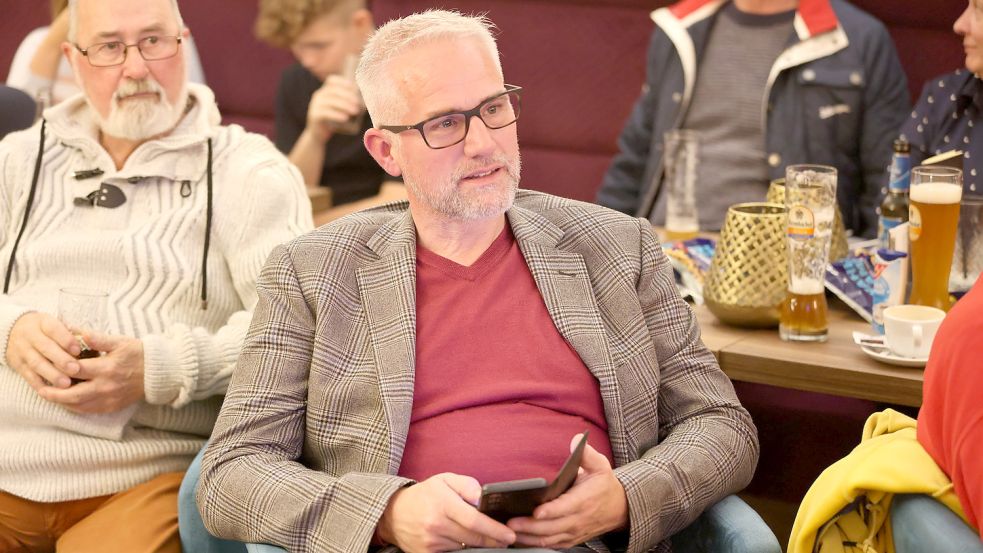 Der unterlegene CDU-Kandidat Gerold Verlee verfolgte mit Parteifreunden im Lokal "Der Ostfriese" die Entwicklungen am Wahlabend. Foto: Hock