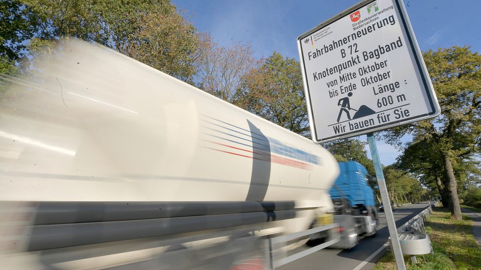 Schilder weisen auf die bevorstehenden Bauarbeiten hin. Foto: Ortgies